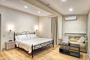 Q&B Hotel