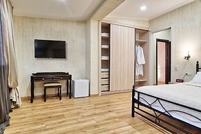 Q&B Hotel