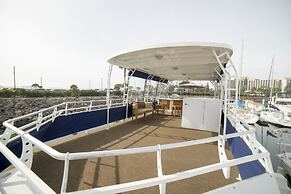 houseboat