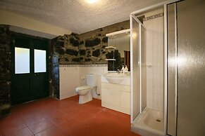 Gouveia Cottage by Analodges