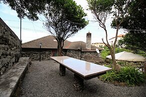 Gouveia Cottage by Analodges