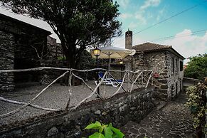Gouveia Cottage by Analodges