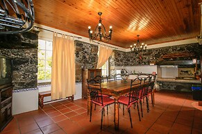 Gouveia Cottage by Analodges