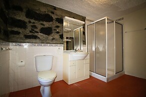 Gouveia Cottage by Analodges