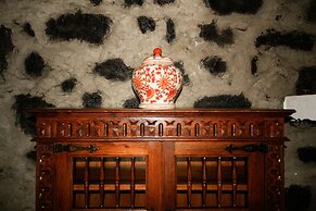Gouveia Cottage by Analodges
