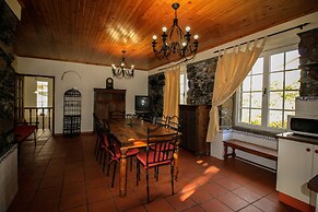 Gouveia Cottage by Analodges