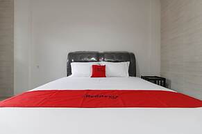 RedDoorz Plus near RS Royal Prima