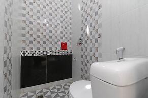 RedDoorz Plus near RS Royal Prima