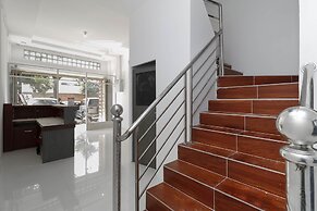 RedDoorz Plus near RS Royal Prima