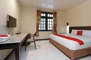 RedDoorz Plus near Halim Perdanakusuma 2