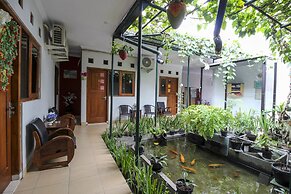 RedDoorz Plus near Hartono Mall