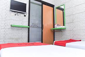 RedDoorz Plus near Hartono Mall