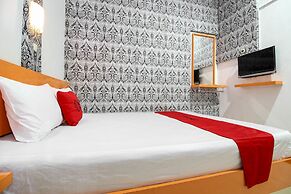 RedDoorz Plus near Hartono Mall