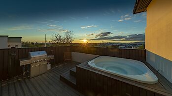 ICELAND SJF Villa , Hot tub & Outdoor Sauna Amazing Mountains View - 1