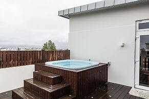 ICELAND SJF Villa , Hot tub & Outdoor Sauna Amazing Mountains View - 1