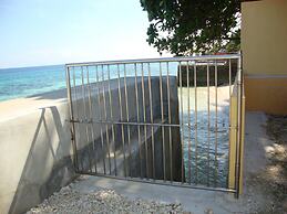 Luzmin BH - Beachfront Cottages