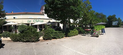 Hôtel Restaurant Les Chènes