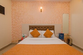 OYO 8678 Hotel Golden Nest