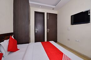 OYO 466 Hotel Lotus B&B