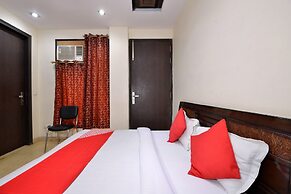 OYO 466 Hotel Lotus B&B