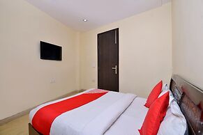 OYO 466 Hotel Lotus B&B