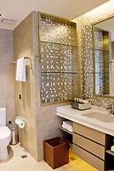 Howard Johnson Life Geckor Zhu