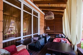 Zhemchug Village Hotel