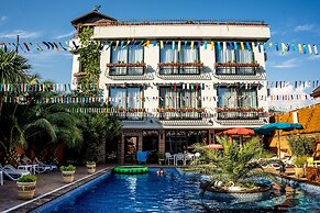 Zhemchug Village Hotel