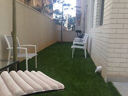 Apt Terrace & Garden - Bauhaus