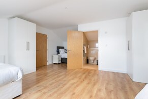 Skyvillion Tower Points - Tower Point Lovely apartment in Enfield Lond