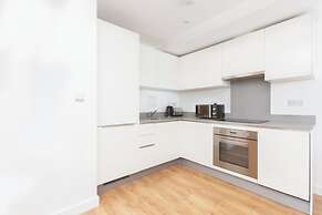 Skyvillion Tower Points - Tower Point Lovely apartment in Enfield Lond