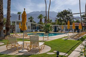 The Monkey Tree by AvantStay – Mid-Century Modern Oasis with Pool