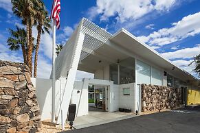 The Monkey Tree by AvantStay – Mid-Century Modern Oasis with Pool