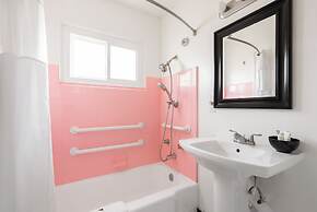 The Monkey Tree by AvantStay – Mid-Century Modern Oasis with Pool