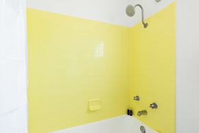 The Monkey Tree by AvantStay – Mid-Century Modern Oasis with Pool