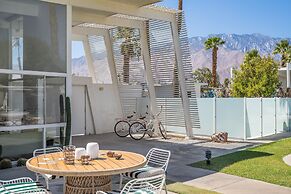 The Monkey Tree by AvantStay – Mid-Century Modern Oasis with Pool