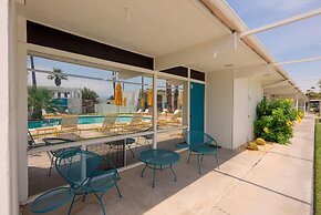 The Monkey Tree by AvantStay – Mid-Century Modern Oasis with Pool