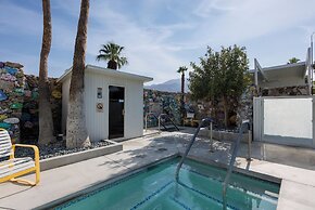 The Monkey Tree by AvantStay – Mid-Century Modern Oasis with Pool