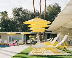The Monkey Tree by AvantStay – Mid-Century Modern Oasis with Pool