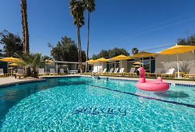 The Monkey Tree by AvantStay – Mid-Century Modern Oasis with Pool
