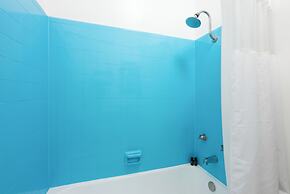 The Monkey Tree by AvantStay – Mid-Century Modern Oasis with Pool