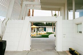 The Monkey Tree by AvantStay – Mid-Century Modern Oasis with Pool