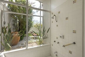 The Monkey Tree by AvantStay – Mid-Century Modern Oasis with Pool