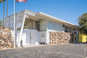 The Monkey Tree by AvantStay – Mid-Century Modern Oasis with Pool
