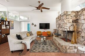 The Monkey Tree by AvantStay – Mid-Century Modern Oasis with Pool