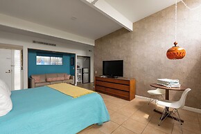 The Monkey Tree by AvantStay – Mid-Century Modern Oasis with Pool