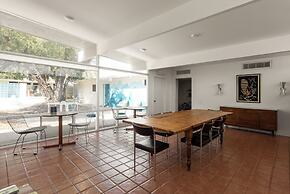 The Monkey Tree by AvantStay – Mid-Century Modern Oasis with Pool