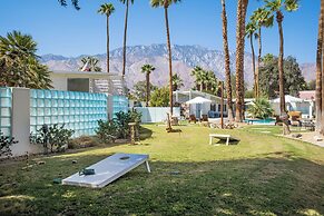The Monkey Tree by AvantStay – Mid-Century Modern Oasis with Pool