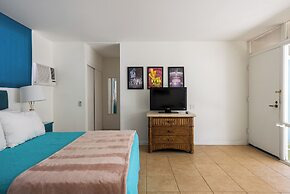 The Monkey Tree by AvantStay – Mid-Century Modern Oasis with Pool