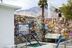 The Monkey Tree by AvantStay – Mid-Century Modern Oasis with Pool